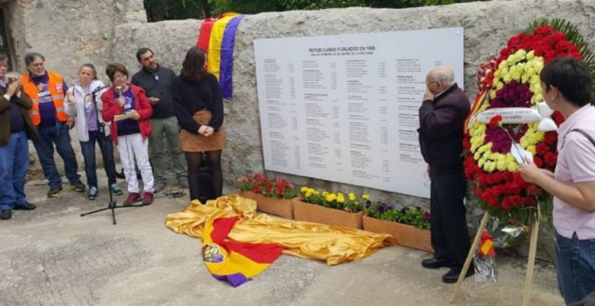 Placa en recuerdo de los fusilados en el cementerio de Colmenar Viejo. IU Madrid