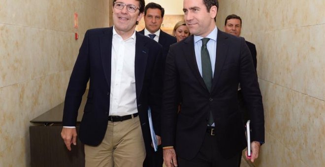 El candidato a la presidencia del PP, Alfonso Fernández Mañueco (i), a su llegada con el secretario general del PP, Teodoro García Egea (d), a la primera reunión formal sobre la gobernabilidad de Castilla y León tras las elecciones del pasado 26 de mayo q