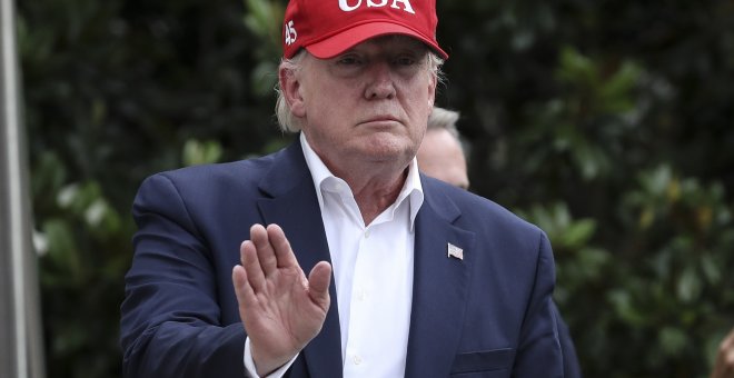 El presidente de EEUU, Donald Trump, saluda a los periodistas a su llegada a la Casa Blanca tras su reciente gira por Europa. EFE/EPA/OLIVER CONTRERAS