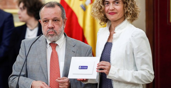 11/6/2019.-El Defensor del Pueblo en funciones, Francisco Fernández Marugán, hace entrega a la presidenta del Congreso, Meritxell Batet, el informe anual de su institución. / EFE - EMILIO NARANJO