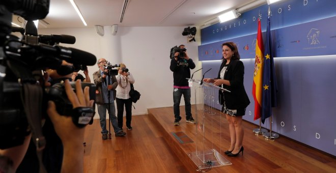 La portavoz parlamentaria del PSOE, Adriana Lastra, durante su comparecencia ante los medios tras la reunión que ha mantenido el presidente del Gobierno en funciones, Pedro Sánchez, con el secretario general de Podemos, Pablo Iglesias. EFE/Zipi