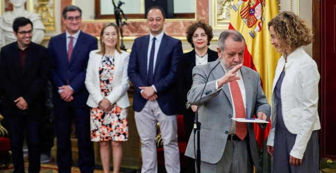 11/6/2019.- El Defensor del Pueblo en funciones, Francisco Fernández Marugán, hace entrega a la presidenta del Congreso, Meritxell Batet, el informe anual de su institución. / EFE - EMILIO NARANJO