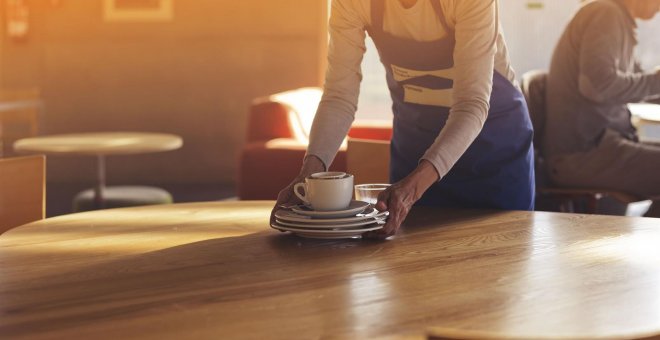 Una mujer trabaja en una cafetería. CAIB/Archivo