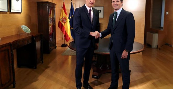 El presidente del Gobierno en funciones, Pedro Sánchez (i), se reúne con el líder del PP, Pablo Casado, en su primer contacto oficial cara al próximo debate de investidura. /EFE