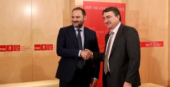 El portavoz del PNV en el Congreso, Aitor Esteban, junto al ministro de Fomento en funciones, José Luis Ábalos. Europa Press