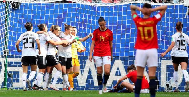 Las jugadoras alemanas celebran tras marcar el 1-0 durante el encuentro del grupo B del Mundial Femenino entre Alemania y España. (TOLGA BOZOGLU | EFE)