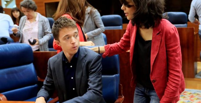 Los candidatos a la presidencia de la Comunidad de Madrid Iñigo Errejón de MásMadrid y de Unidas Podemos Isa Serra, durante el pleno de constitución de la XI legislatura de la Asamblea de Madrid, que ha arrancado con un pacto entre PP, Ciudadanos y Vox pa