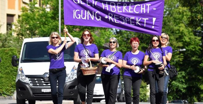 14/06/2019.- Mujeres protestan durante la huelga feminista en Zúrich, Suiza, este viernes. EFE/ Walter Bieri