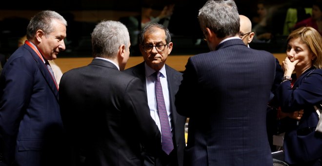 El ministro italiano de Finanzas, Giovanni Tria, en el centro, rodeado de otros ministros de la UE, antes de la reunión del Consejo Ecofin en Luxemburgo. EFE/ Julien Warnand