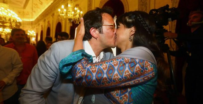 El líder de Adelante Cádiz José María González, "Kichi", tras ser investido de nuevo alcalde de la ciudad recibe la felicitación de su pareja y madre de su hija, la líder de Podemos Andalucía, Teresa Rodríguez, en el Ayuntamiento tras el pleno en el que