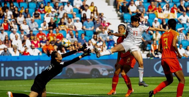 17/06/2019.- La delantera española Lucía García (c) disputa un balón durante el partido entre China y España, correspondiente al encuentro del grupo B del Mundial Femenino de Fútbol, disputado este lunes en el estadio Stade Océane de Le Havre (Francia). E