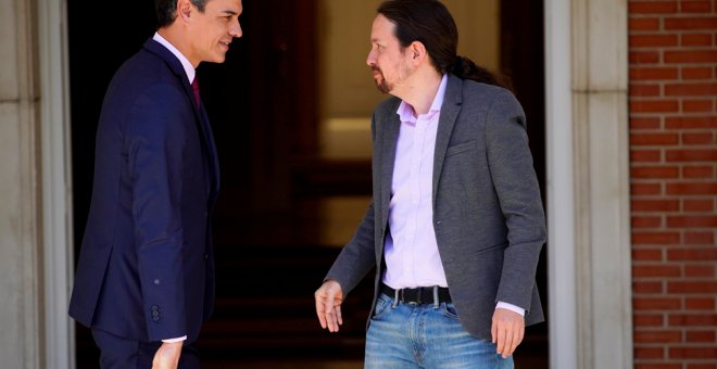 El presidente del Gobierno en funciones, Pedro Sánchez, y el líder de Podemos, Pablo Iglesias, en la entrada del Palacio de la Moncloa antes de la reunión que mantuvieron tras las elecciones del 28-A. REUTERS/Juan Medina