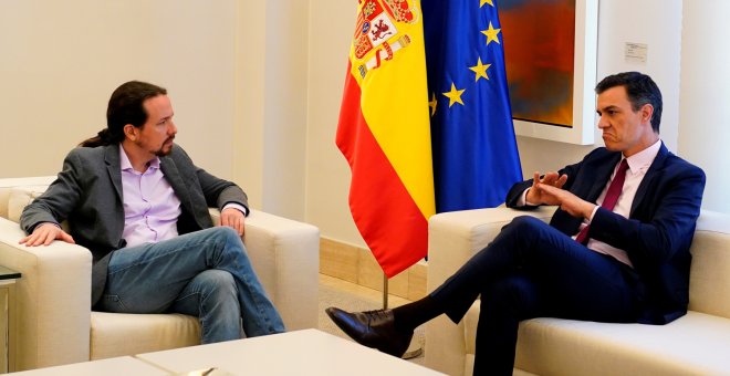 Pablo iglesias y Pedro Sánchez durante una reunión en Moncloa. - REUTERS