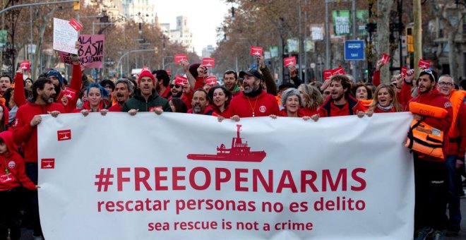 Voluntarios de la ONG Pro Activa Open Arms, durante una manifestación el pasado enero en Barcelona para contra la criminalización de los rescates de migrantes en el Mediterráneo.-ENRIC FONTCUBERTA / EFE / ARCHIVO