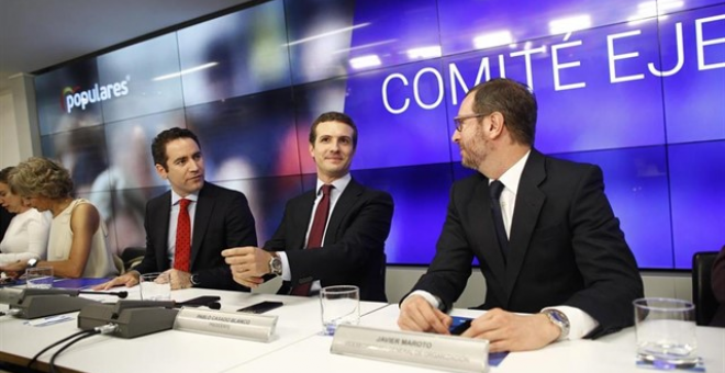 El presidente del PP, Pablo Casado (c) junto a su equipo de confianza: el secretario general Teodoro García Egea (i) y el vicesecretario de organización Javier Maroto (d) EUROPA PRESS/Eduardo Parra