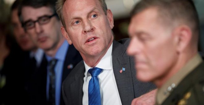 18/06/2019.- Imagen de archivo realizada el 7 de junio de 2019 que muestra al entonces secretario de Defensa en funciones, Patrick Shanahan (c), durante su reunión con el ministro griego de Defensa, Evangelos Apostolakis (no aparece), en el Pentágono de A