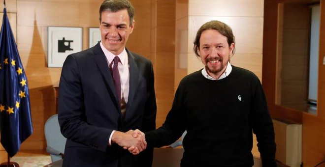 11/06/2019.- El presidente del Gobierno en funciones, Pedro Sánchez, y el líder de Podemos, Pablo Iglesias, durante la reunión mantenida esta mañana en el Congreso de los Diputados para intentar recabar su apoyo a la investidura, el cual le permitiría sum