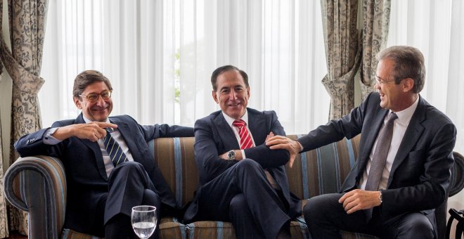 El presidente de CaixaBank, Jordi Gual (d); el presidente de Bankia, José Ignacio Goirigolzarri (i), y el presidente de Mapfre, Antonio Huerta (c), conversan antes de intervenir en un curso de la UIMP, en Satander. EFE/ Román G. Aguilera