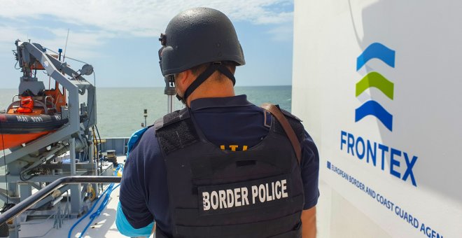 Un agente de Frontex en el Maeditarráneo.- FRONTEX