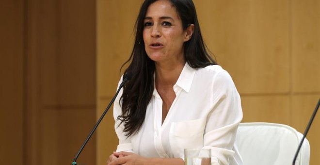 La vicelacaldesa de Madrid, Begoña Villacís, durante la rueda de prensa que ha ofrecido este lunes junto al alcalde, José Luis Martínez-Almeida, tras la primera reunión de la Junta de Gobierno del Ayuntamiento. EFE/J.J. Guillén