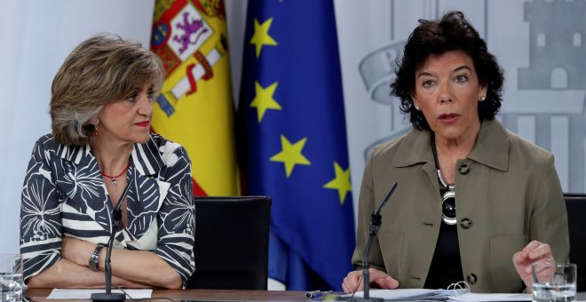 La portavoz del Gobierno en funciones, Isabel Celaá (d), junto a la ministra de Sanidad en funciones, María Luisa Carcedo (i), durante la rueda de prensa tras la reunión del Consejo de Ministros. EFE/ J.J. Guillén