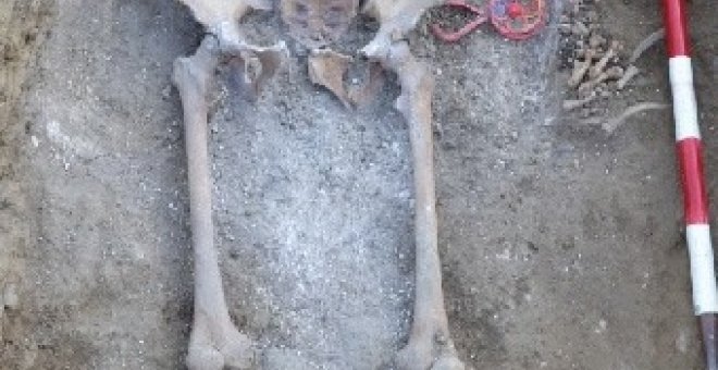 El sonajero de Martín, junto a la mano izquierda de los restos de su madre, Catalina, en la fosa común del antiguo cementerio de Palencia.