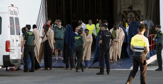 Llegada al puerto de Motril, en Granada, de 21 migrantes rescatados de una patera ocupada por 49 personas, de las que 22 están desaparecidas. EFE/Miguel Paquet