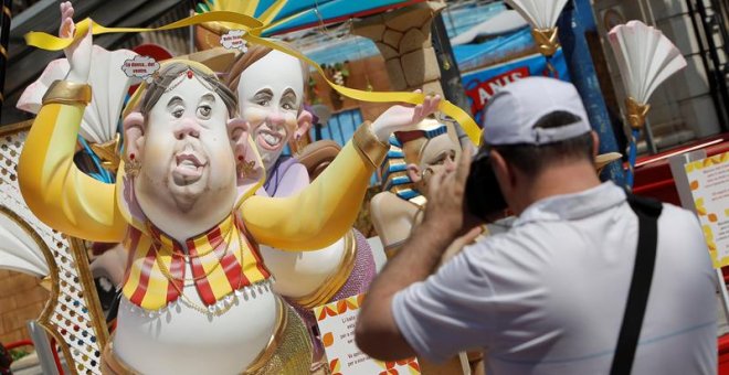 Los "ninots" de Oriol Junqueras y Pablo Iglesias, a modo de bailarinas del harén de Pedro Sánchez, forman parte de una escena de la hoguera de la Diputación de Alicante. Donald Trump, Francisco Franco, Isabel Pantoja y los pactos postelectorales de Pedro