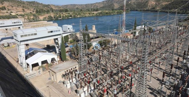 22(6/2019.- Cuatro personas han resultado heridas, tres en estado crítico y una menos grave, en una deflagración ocurrida en el interior de la central hidroeléctrica de Riba-roja (Tarragona), según han informado los Bomberos de la Generalitat.El siniestro