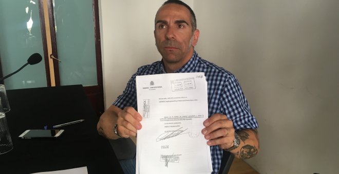 David Couso, hermano del periodista asesinado, muestra la  la sentencia del Tribunal Constitucional emitida este 24 de junio./ NOELIA TABANERA