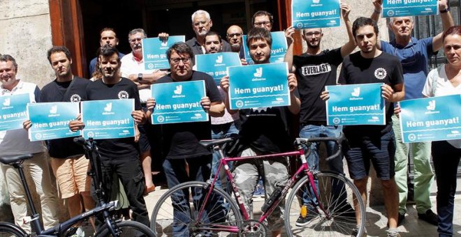 27/06/2019.- Miembros de los colectivos "Riders x Drets" e Intersindical Valenciana, celebran este jueves que el Juzgado de lo Social número 5 de València ha sentenciado que los 97 repartidores de la empresa Roodfoods Spain, matriz de Deliveroo, en esta c