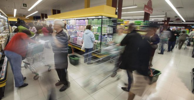 Clientes, en un supermercado. EFE