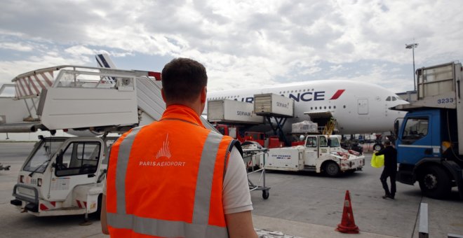 20/06/2019 - Un trabajador en el aeropuerto Charles de Gaulle de París. / REUTERS - PHILIPPE WOJAZER