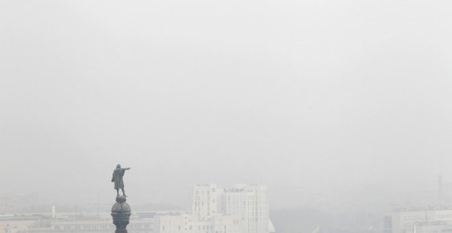 Foto de archivo de la contaminación del aire en Barcelona. / EFE