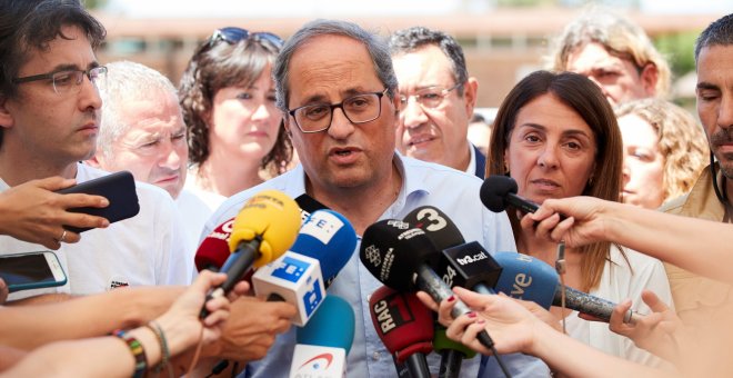 El presidente de la Generalitat, Quim Torra atiende a los medios tras la reunión en el centro de control donde se coordinan las tareas para sofocar el fuego. EFE/Alejandro García