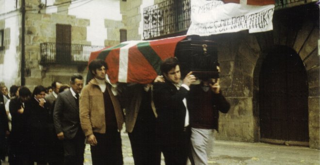 Imagen del funeral de Mikel Arregi en noviembre de 1977. EUSKAL MEMORIA FUNDAZIOA