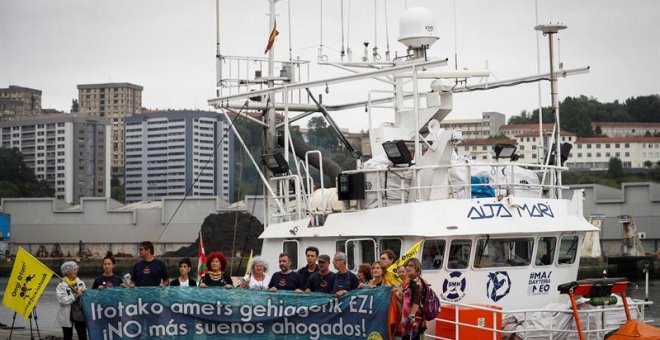 El barco de rescate humanitario Aita Mari, en el puerto de Pasaia este lunes. EFE/Javier Etxezarreta