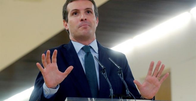 El líder del PP, Pablo Casado, durante la rueda de prensa que ha ofrecido, junto al presidente de UPN, Javier Esparza, socio en la coalición Navarra Suma, tras firmar una declaración conjunta este martes en el Congreso de los Diputados. EFE/Juan Carlos Hi