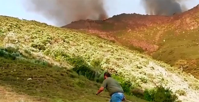 Imagen del incendio en Pedro Bernardo. PÚBLICO