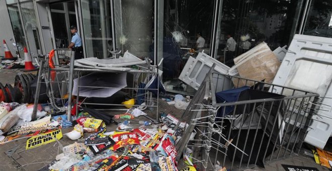 Funcionarios limpian los alrededores del Consejo Legislativo este martes después de que manifestantes irrumpieran el día anterior en el edificio, en Hong Kong. EFE