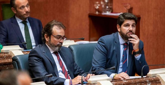 El candidato a la presidencia de la Comunidad de Murcia Fernando López Miras (d) junto al consejero de presidencia Pedro Rivera (i). /EFE