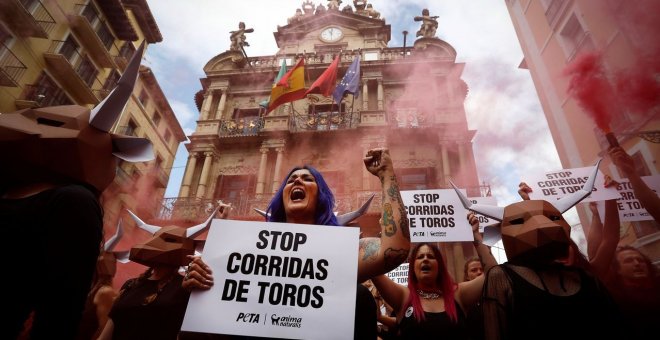 Protesta de animalistas en Sanfermines. VILLAR LÓPEZ / EFE