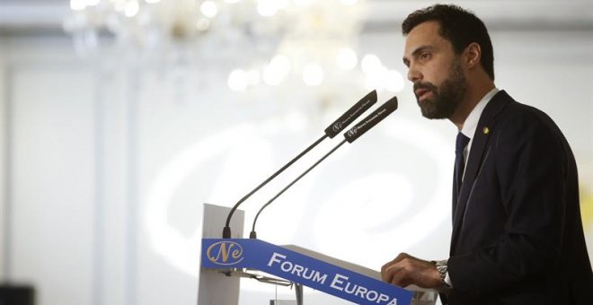 El presidente del Parlamento de Cataluña, Roger Torrent, interviene en un desayuno de la tribuna Fórum Europa