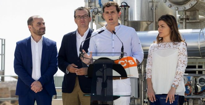 Albert Rivera (2d), acompañado por el candidato número uno por Murcia al Congreso de los Diputados Miguel Garaulet (i), el número dos José Luis Martínez (i), y la número tres Lola Jiménez (d), durante una rueda en Los Alcázares, Murcia. EFE