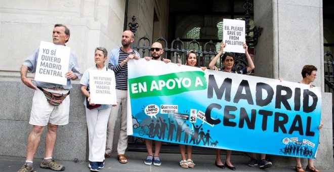 Miembros de la Plataforma de Defensa de Madrid Central se concentran en las puertas del Ayuntamiento./EFE