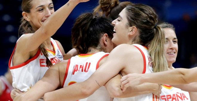 Celebración de las jugadoras de la selección española femenina de baloncesto. EFE