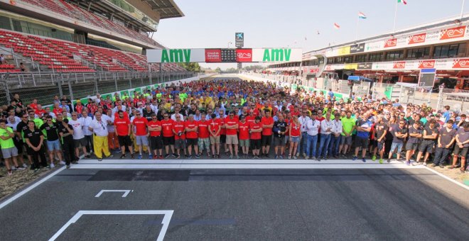 Imagen de homenaje al piloto fallecido por parte de los participantes en la carrera 24 horas de Catalunya. CIRCUIT DE BARCELONA.