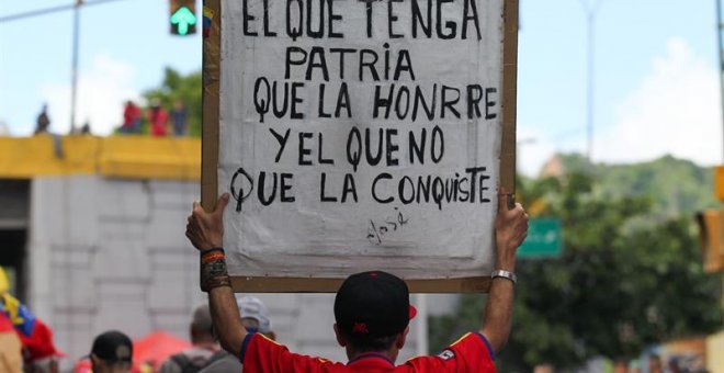 Seguidores del oficialismo participan en una movilización desde la avenida Nueva Granada hasta el Paseo los Próceres para conmemorar los 208 años del acta de independencia de Venezuela este viernes, en el Paseo de los Próceres, en Caracas (Venezuela). EFE