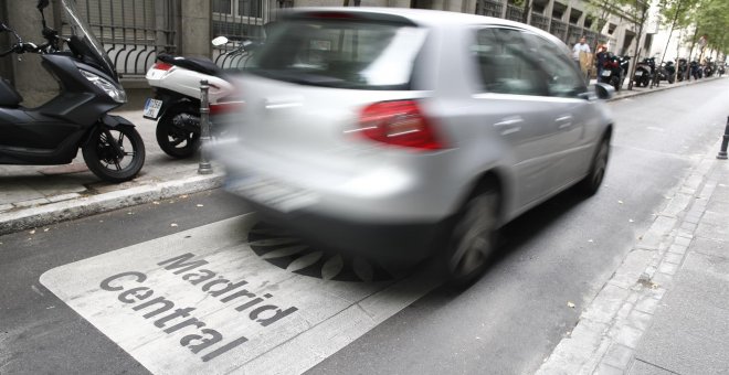 Un coche atraviesa Madrid Central. / EDUARDO PARRA (EP)