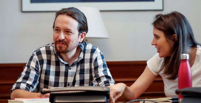 El secretario general de Podemos, Pablo Iglesias, y la portavoz de la formación, Irene Montero, en una reunión en el Congreso. (EMILIO NARANJO | EFE)